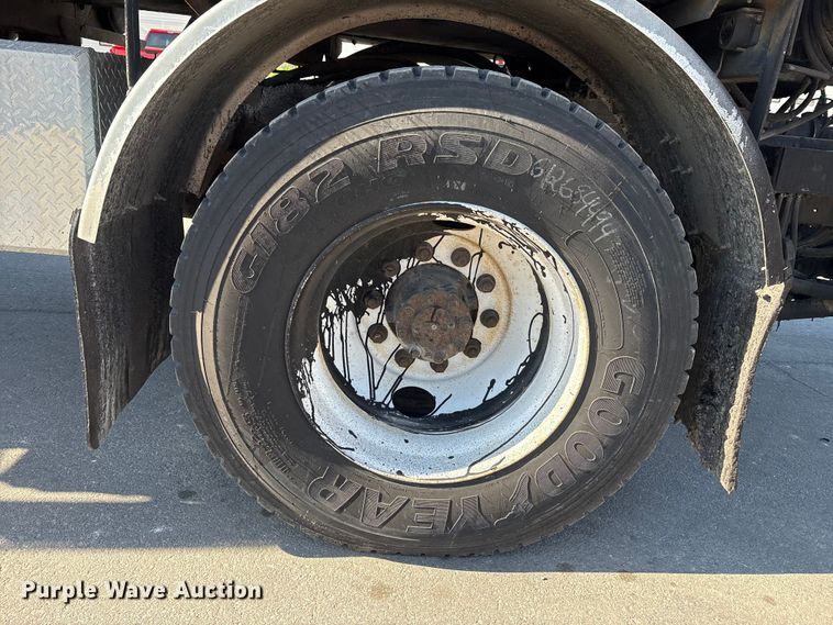 image for item EC4197 1999 International 4700 tack distributor truck