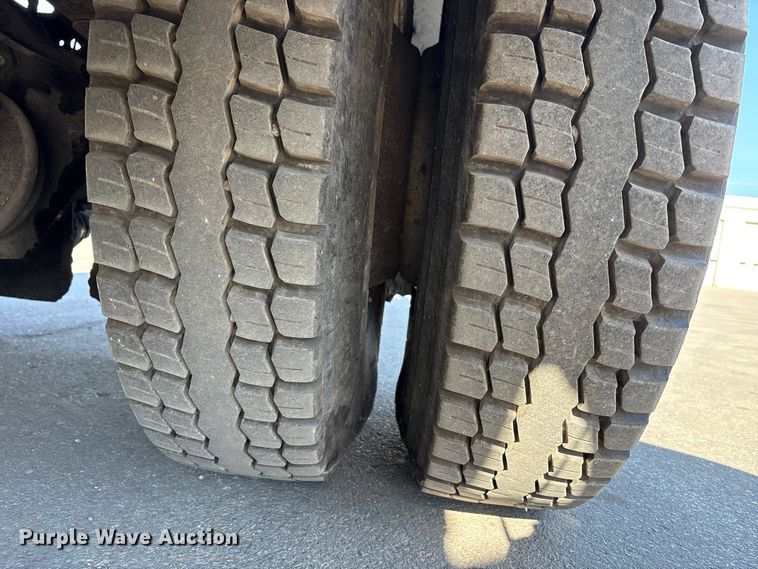 image for item EC4197 1999 International 4700 tack distributor truck