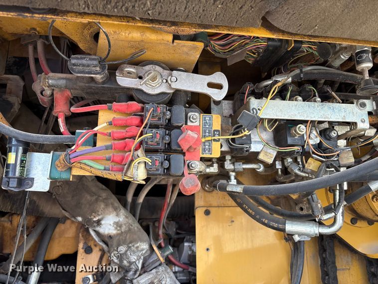 image for item EC4429 2015 Caterpillar AP555E paver