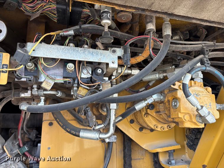 image for item EC4429 2015 Caterpillar AP555E paver