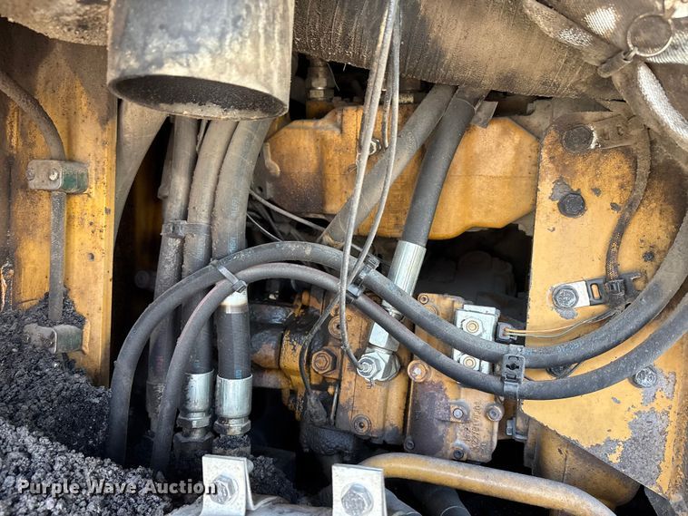 image for item EC4429 2015 Caterpillar AP555E paver