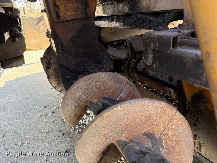 image for item EC4429 2015 Caterpillar AP555E paver