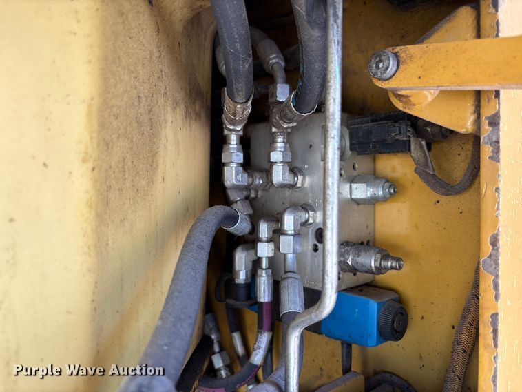 image for item EC4429 2015 Caterpillar AP555E paver