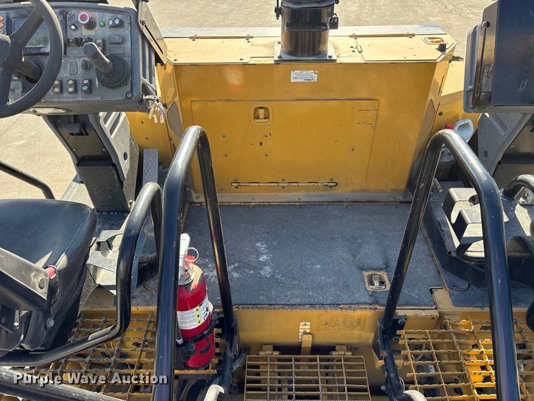 image for item EC4429 2015 Caterpillar AP555E paver