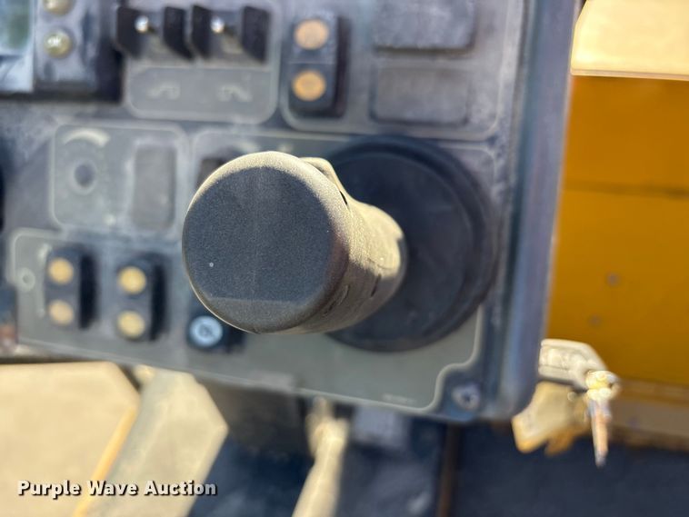 image for item EC4429 2015 Caterpillar AP555E paver