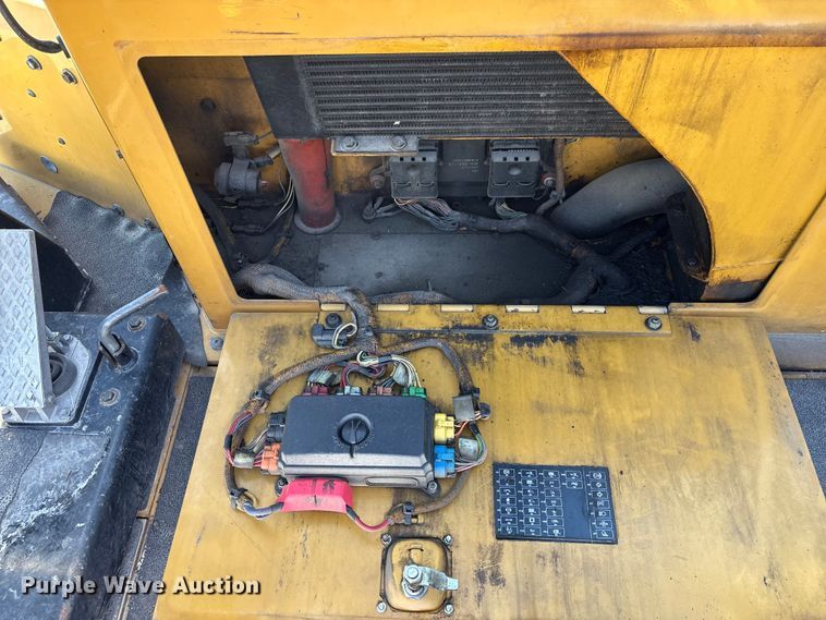 image for item EC4429 2015 Caterpillar AP555E paver