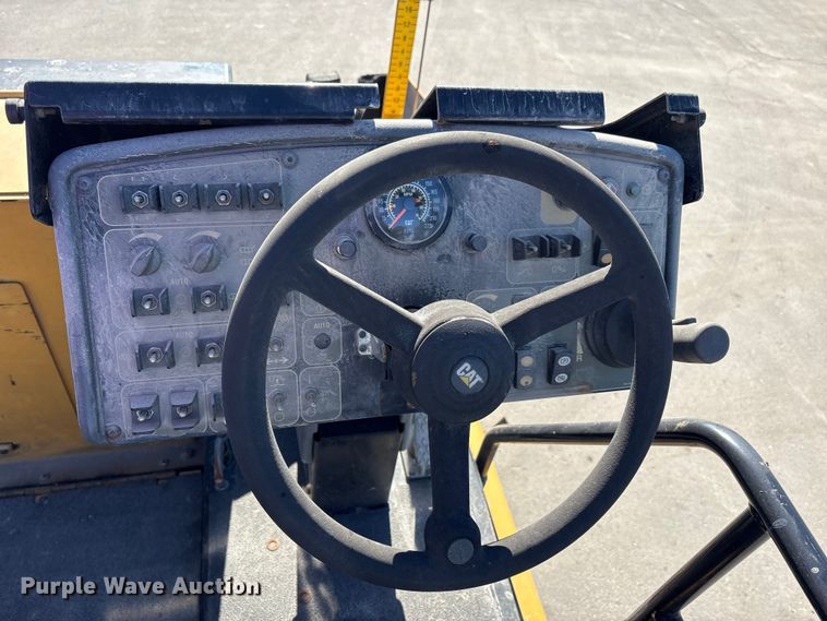 image for item EC4429 2015 Caterpillar AP555E paver