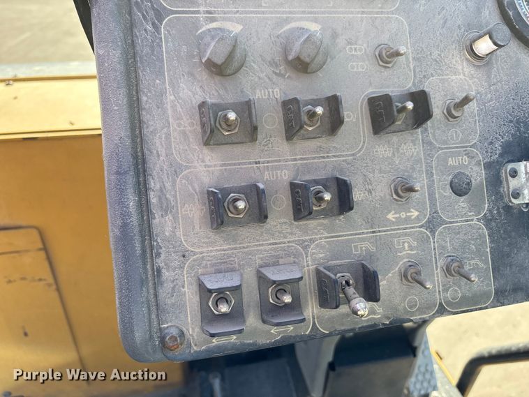 image for item EC4429 2015 Caterpillar AP555E paver