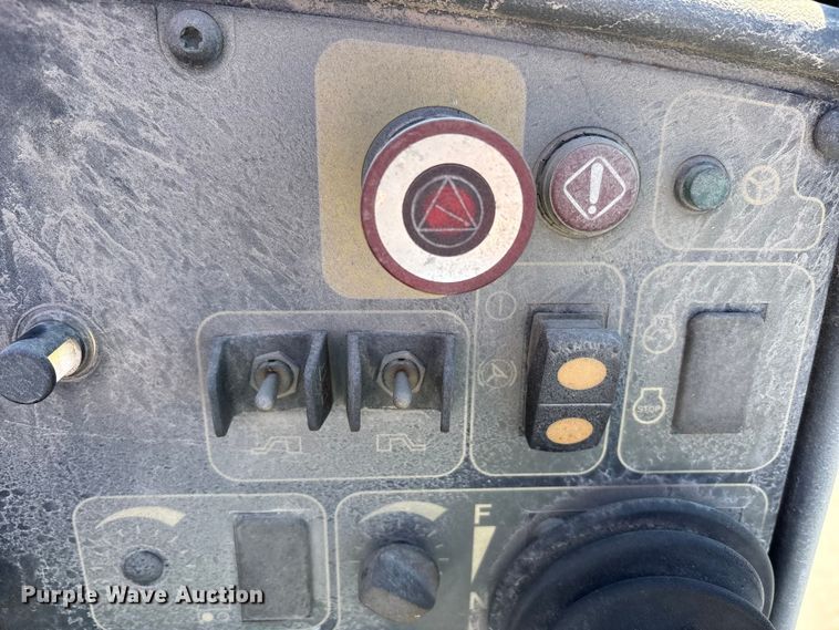 image for item EC4429 2015 Caterpillar AP555E paver