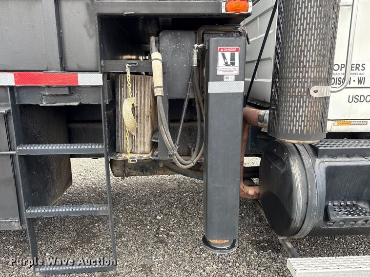 image for item EC8135 1996 Mack RD688S crane truck