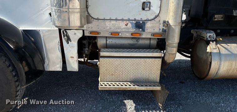 image for item ED2252 1997 Peterbilt 379 dump truck