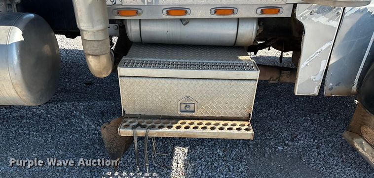 image for item ED2252 1997 Peterbilt 379 dump truck