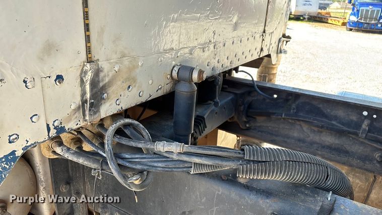 image for item ED2252 1997 Peterbilt 379 dump truck