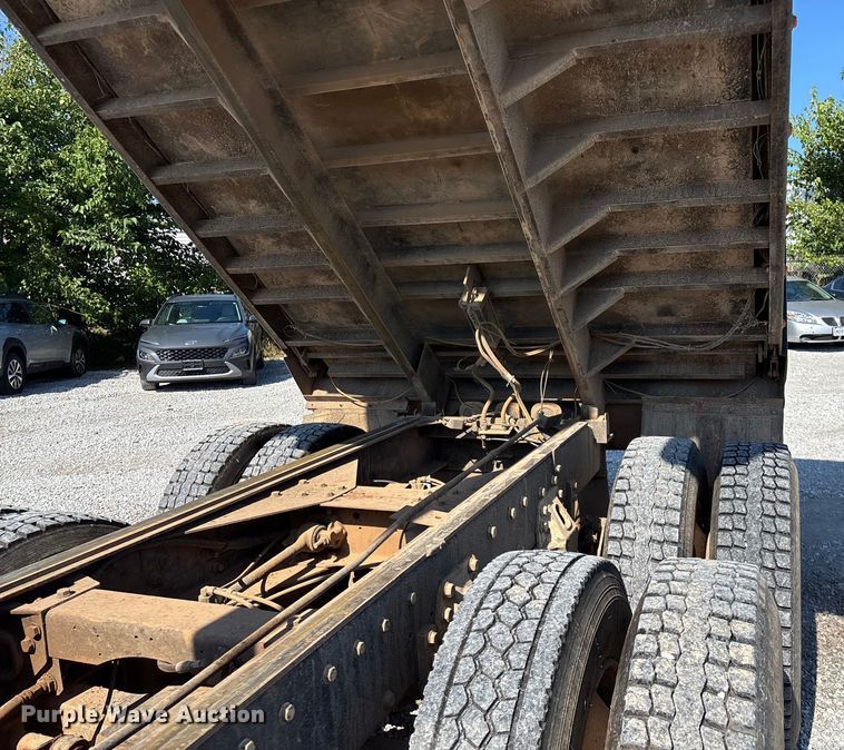 image for item ED2252 1997 Peterbilt 379 dump truck