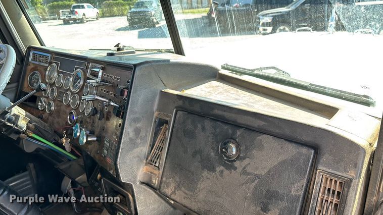 image for item ED2252 1997 Peterbilt 379 dump truck