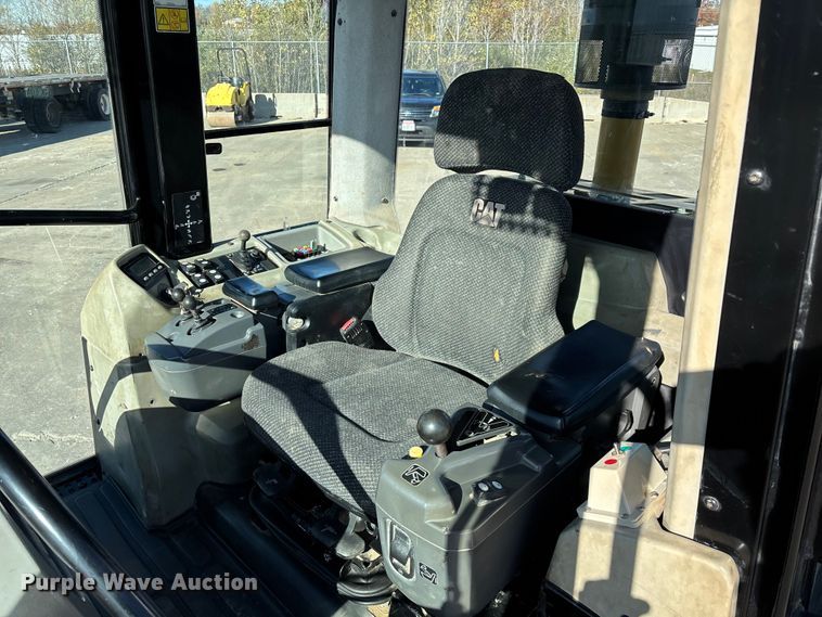 image for item ED2364 2013 Caterpillar 953D track loader