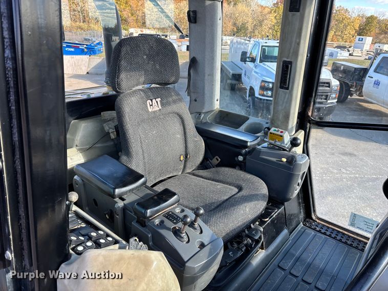 image for item ED2364 2013 Caterpillar 953D track loader