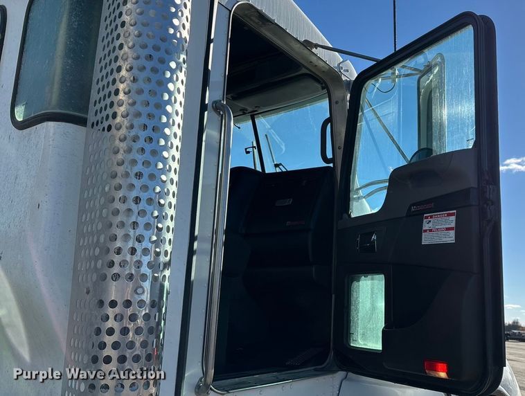 image for item ED2367 2013 Kenworth T400 ready mix truck