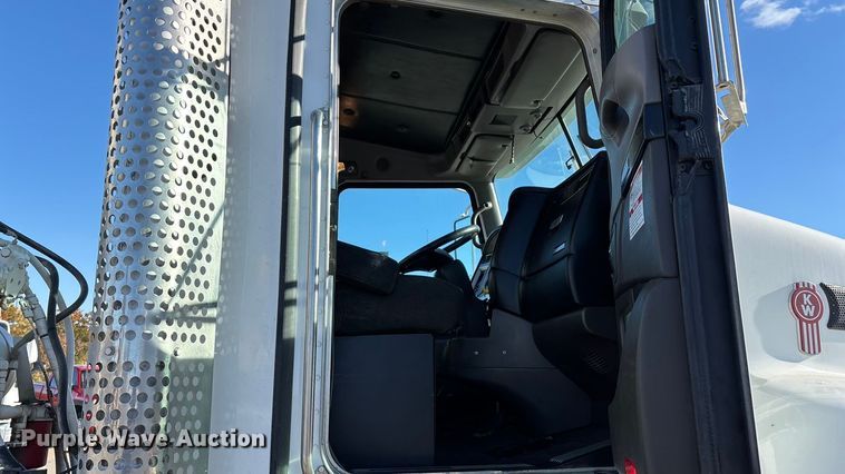 image for item ED2367 2013 Kenworth T400 ready mix truck