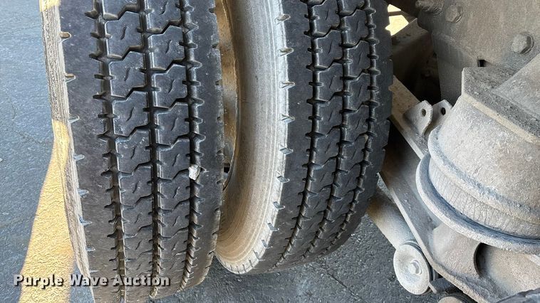 image for item ED2367 2013 Kenworth T400 ready mix truck