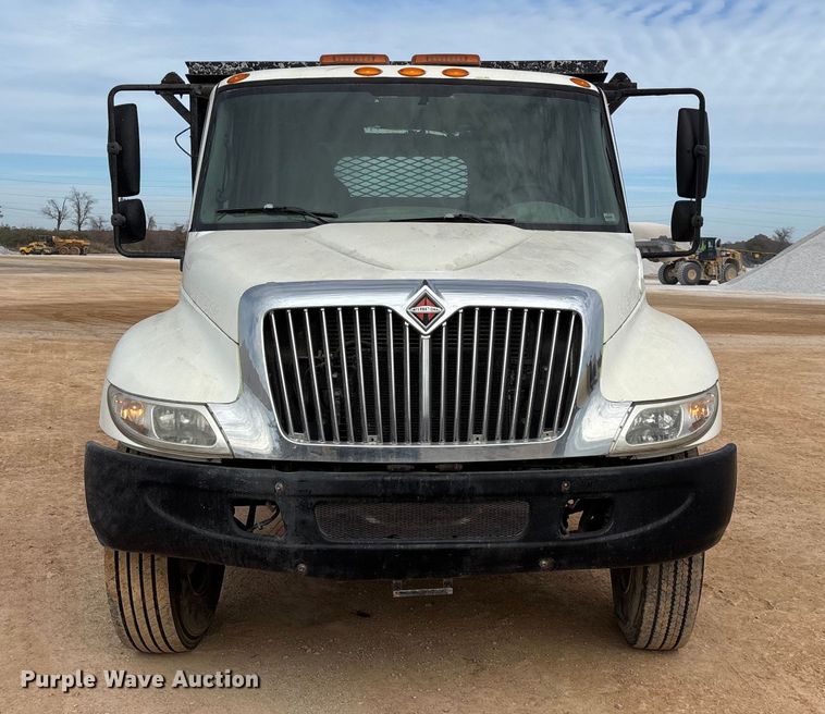 image for item ED2389 2003 International 4300 flatbed truck