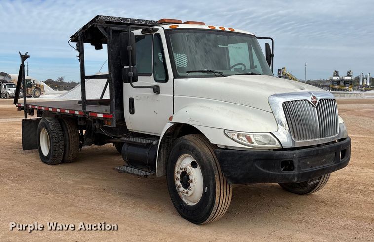 image for item ED2389 2003 International 4300 flatbed truck