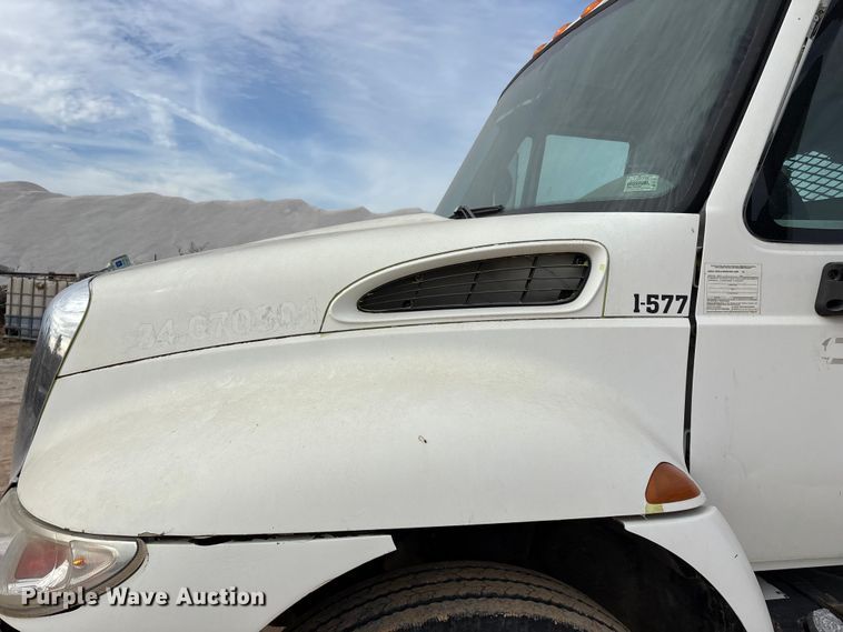 image for item ED2389 2003 International 4300 flatbed truck