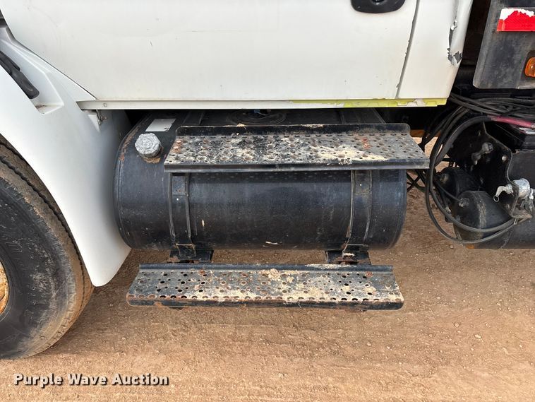 image for item ED2389 2003 International 4300 flatbed truck