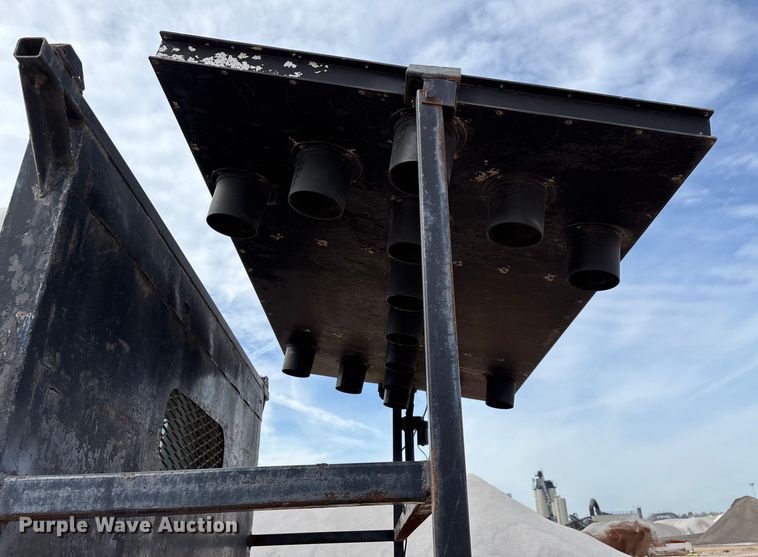 image for item ED2389 2003 International 4300 flatbed truck