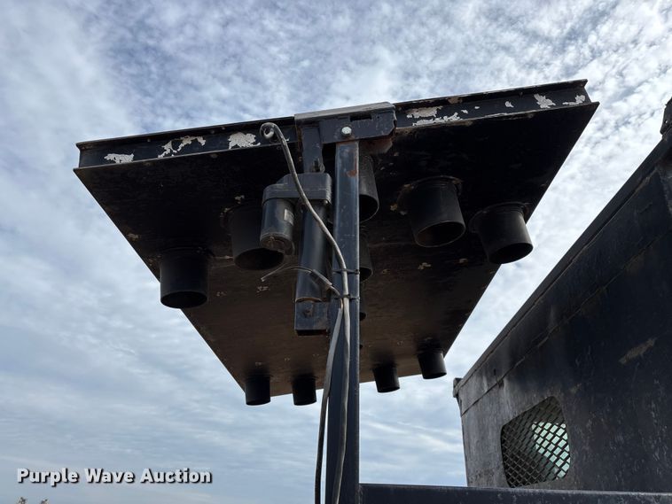 image for item ED2389 2003 International 4300 flatbed truck