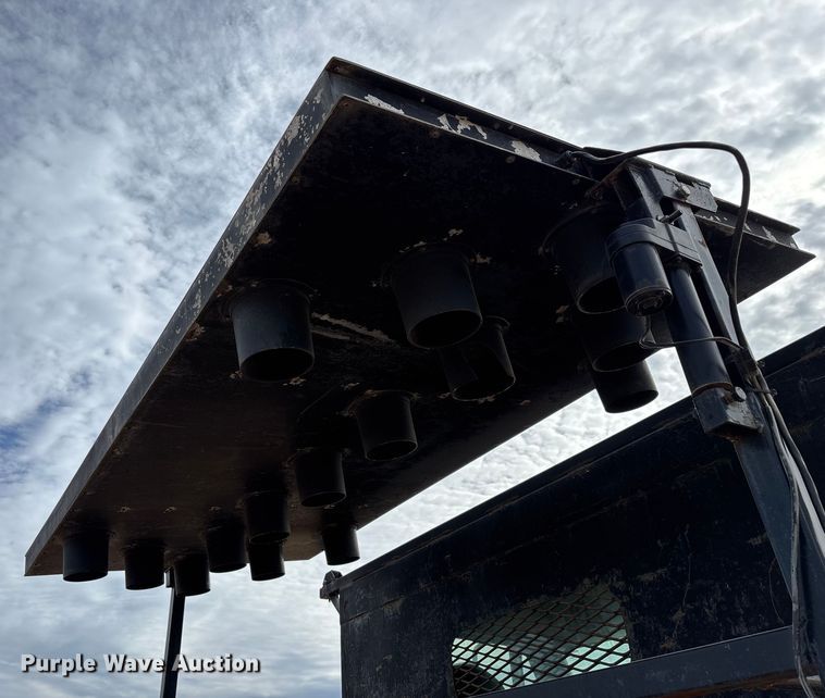 image for item ED2389 2003 International 4300 flatbed truck