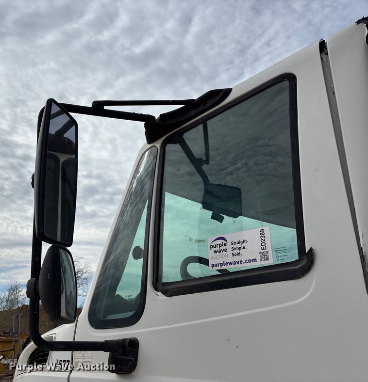 image for item ED2389 2003 International 4300 flatbed truck