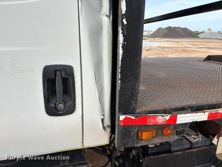 image for item ED2389 2003 International 4300 flatbed truck