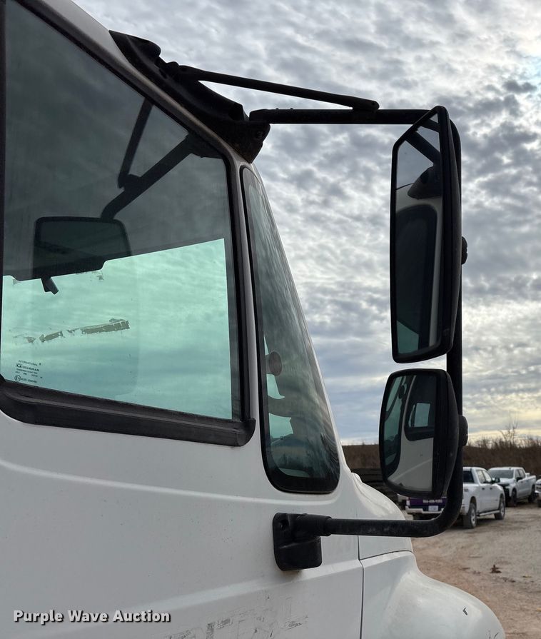 image for item ED2389 2003 International 4300 flatbed truck