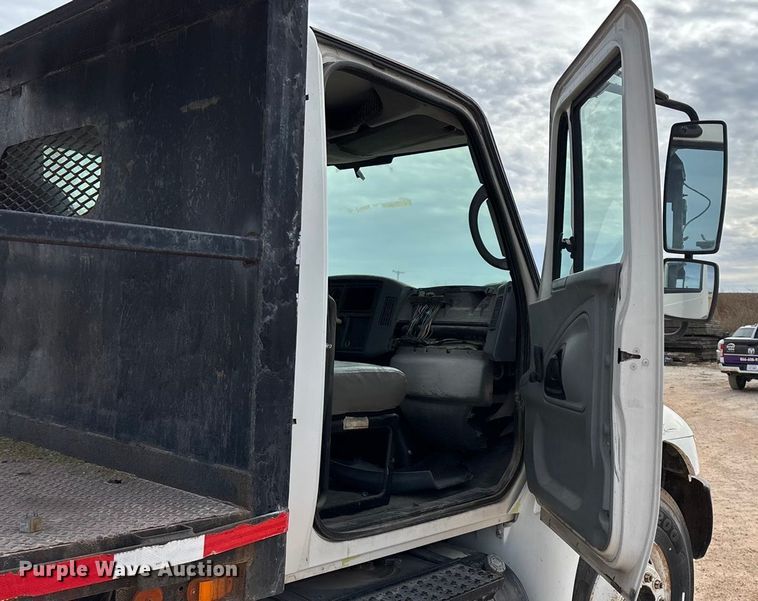 image for item ED2389 2003 International 4300 flatbed truck