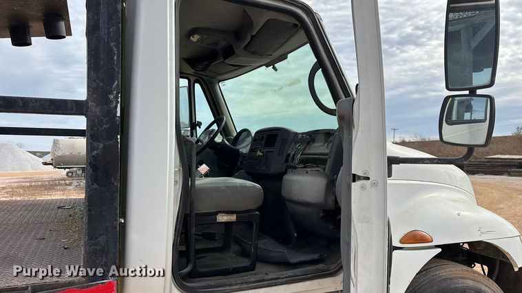 image for item ED2389 2003 International 4300 flatbed truck