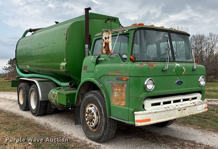image for item ED2399 1988 Ford 8000 tank truck