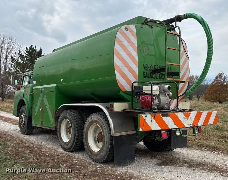 image for item ED2399 1988 Ford 8000 tank truck