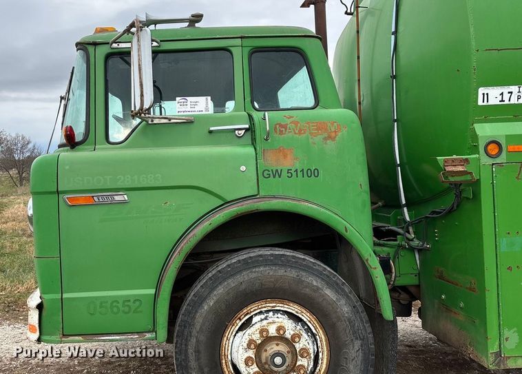 image for item ED2399 1988 Ford 8000 tank truck