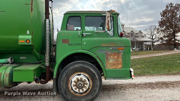 image for item ED2399 1988 Ford 8000 tank truck