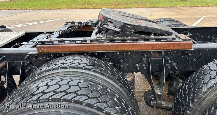 image for item ED2406 2003 International 8600 semi truck