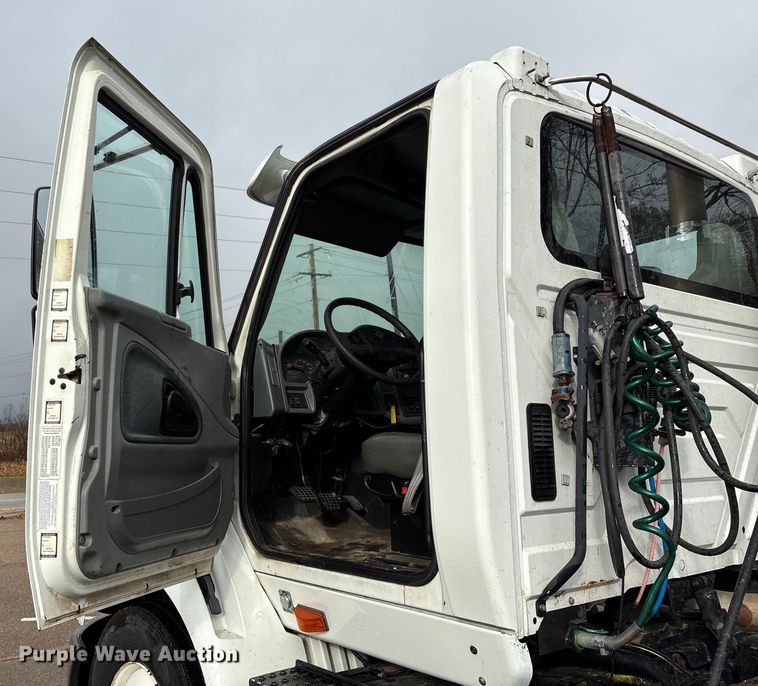 image for item ED2406 2003 International 8600 semi truck