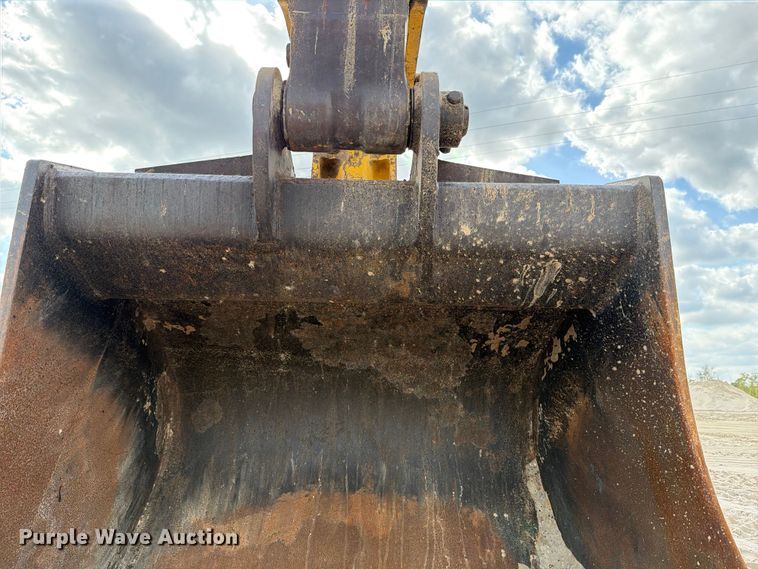 image for item ED5008 2016 Komatsu PC490LC-11 excavator