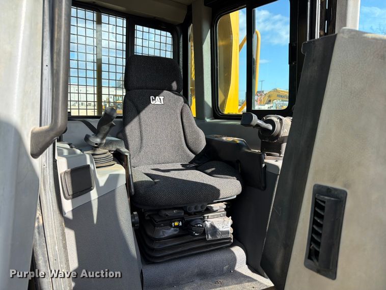 image for item ED5013 2005 Caterpillar D7R dozer