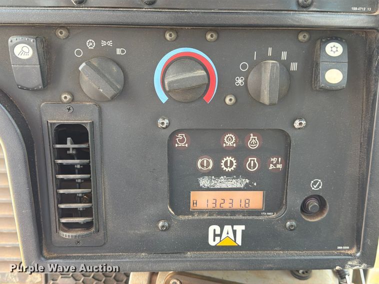 image for item ED5013 2005 Caterpillar D7R dozer