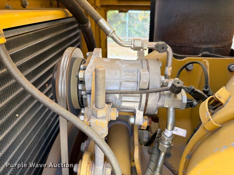 image for item ED5013 2005 Caterpillar D7R dozer