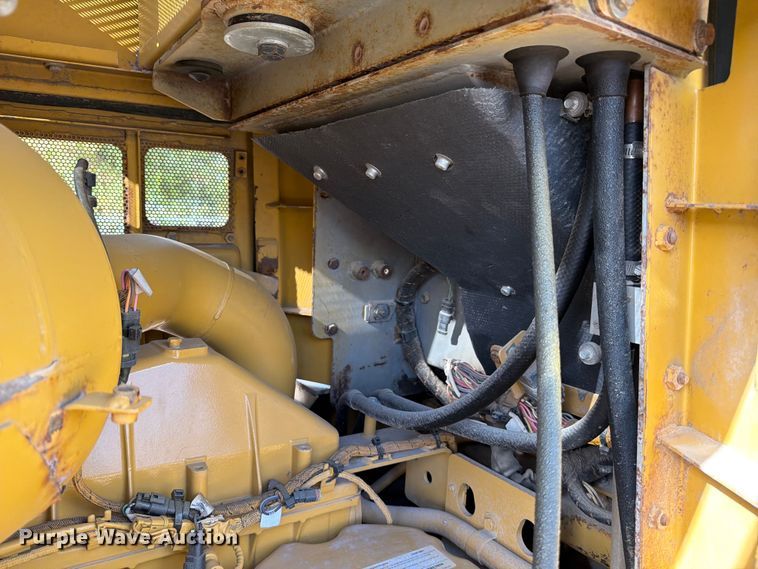image for item ED5013 2005 Caterpillar D7R dozer