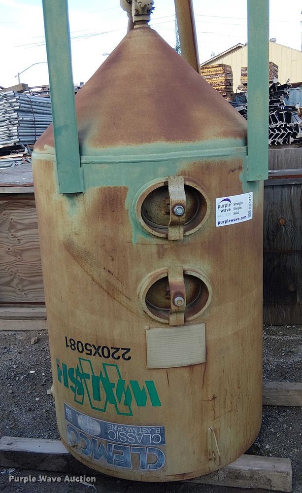 image for item EE4977 2014 Clemco 3680 sandblasting pot