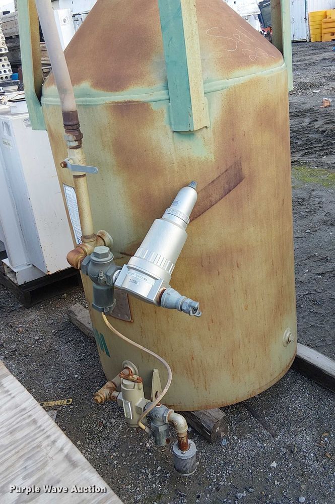 image for item EE4977 2014 Clemco 3680 sandblasting pot