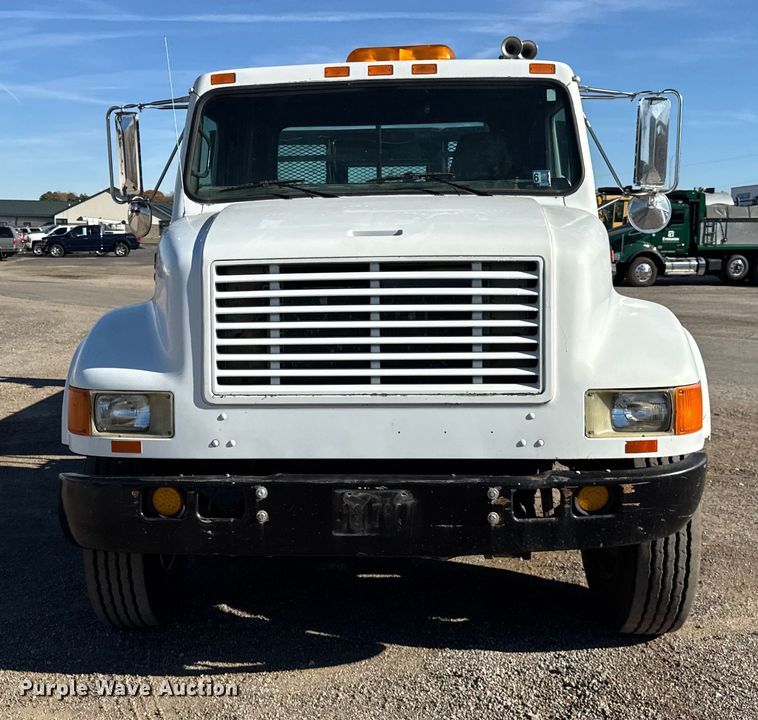 image for item EF2288 1995 International 4900 flatbed truck